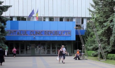 Врачи практически не находят места для парковки автомобиля.