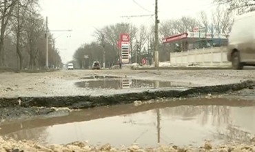 Бельцкие автомобилисты жалуются, что за зиму ям на дорогах стало больше