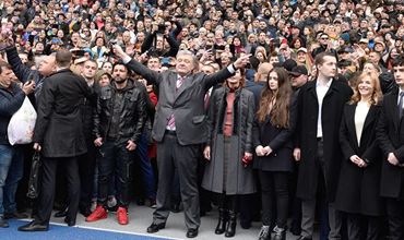 Кандидат в президенты Украины Пётр Порошенко на стадионе НСК Олимпийский в Киеве, 14 апреля.