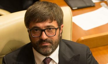 Андронаки покидает ДПМ, но остается в качестве независимого депутата.