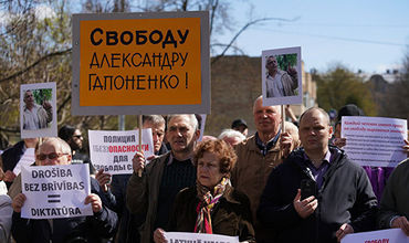 В Риге прошел пикет в поддержку задержанных защитников русских школ.