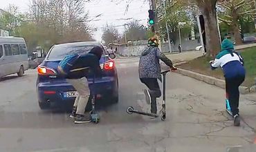 В столице подростки на самокатах выполняли опасные трюки на дороге.