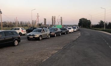 Кошмарные очереди на некоторых КПП: время ожидания превышает 120 минут.