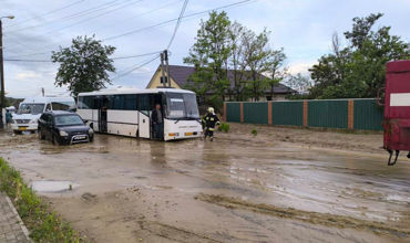 Из-за непогоды на юге страны затоплены дворы, застрял автобус.