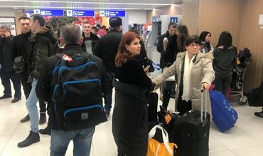 Десятки пассажиров рискуют застрять в аэропорту на несколько дней.