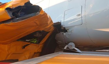 В московском аэропорту погрузчик въехал в Boeing.