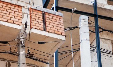 На Ботанике два столба стали частью новостроя.