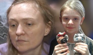 Поскольку женщина тяжело больна все заботы по содержанию дома и уходу за матерью легли на плечи девочки.
