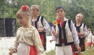 Открыл фестиваль парад костюмов.