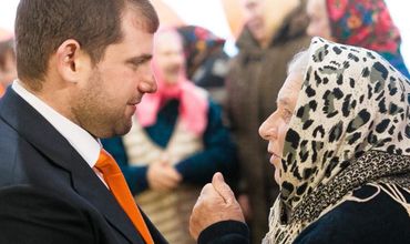 Более 1200 человек получили партийные билеты из рук лидера партии "Шор"