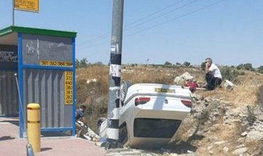 В Израиле брат с сестрой получили травмы в результате целенаправленного наезда водителя на автобусную остановку.
