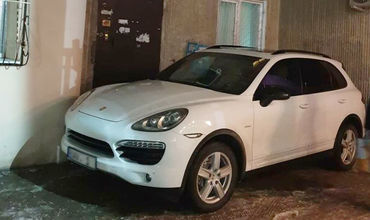 На Ботанике припарковавшийся Porsche заблокировал вход в подъезд.