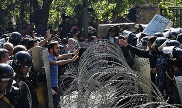 Фото армянского ануса, мужик с огромным членом ебет ее в жопу