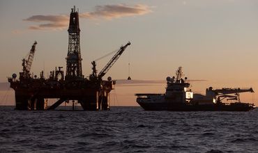 В июле нефть показала рекордное падение за год.