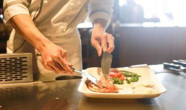 O chelneriţă dezvăluie secretul şocant din bucătăria restaurantelor.