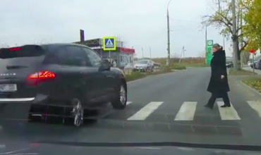 В Кишиневе водитель на Porsche едва не сбил пешехода на зебре.