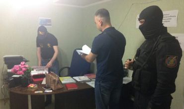 В офисах, домах и автомобилях вероятных сообщников были проведены обыски.