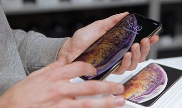 Huawei наказала сотрудников за новогодний пост с iPhone.