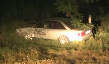 Девушка чудом осталась жива, после того как автомобиль, за рулем которого она находилась, столкнулся с фурой.