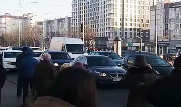 На улицах столицы образовались длинные пробки.
