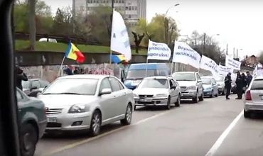 Сотни автолюбителей участвуют в автопробеге против грабительских штрафов и тарифов.