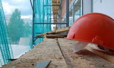 В Кишиневе строитель упал с 5-го этажа, но остался жив.