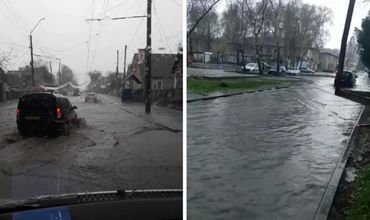 После проливного дождя, прошедшего в Бельцах в четверг, 11 апреля, многие улицы города затопило.