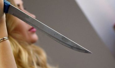 Женщина из Каушан пыталась убить односельчанку за сплетню.