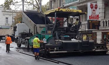 Вчера на улице Василе Александри начали стелить последний слой асфальта.