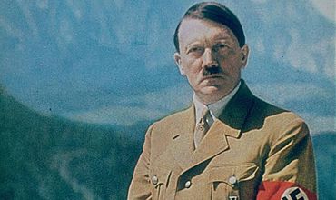 Гитлер покончил жизнь самоубийством 30 апреля 1945 года в окруженном советскими войсками Берлине.