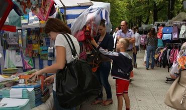 Материальную помощь для подготовки учеников к новому учебному году получат около 8 тысяч человек из Кишинева. Фото: jc.md.