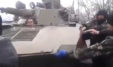Жители Донецкой области хотели остановить бронетехнику, которая ехала в сторону России.
