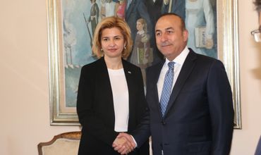 Башкан Гагаузии Ирина Влах и министр иностранных дел Турецкой Республики Мевлют Чавушоглу.