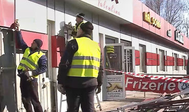 В столичном секторе Чеканы сносят постройку с кафе и парикмахерской.