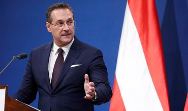 Правительство канцлера Австрии разваливается на фоне скандала с россиянкой.