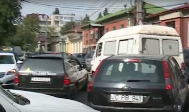 Водители возмущены образовавшимися пробками в центре Кишинева.
