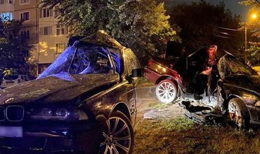 В результате ДТП BMW разорвало на две части.