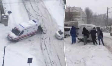 На выручку врачам и водителям пришли прохожие, которые подтолкнули машины.