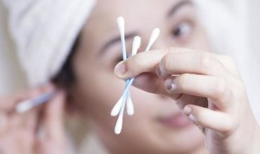 Специалисты назвали одно из самых опасных косметических средств – это ватные палочки для ушей.