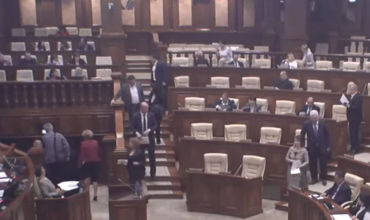 Депутаты БКС покинули заседание парламента: Любое предложение отвергается.
