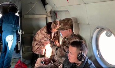 В поисково-спасательной операции задействованы два вертолета, они с понедельника ведут поиски в горах.