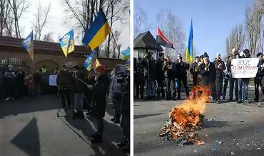 Активисты организовали автопробег к дому Порошенко, когда сам президент находится на конференции в Мюнхене.