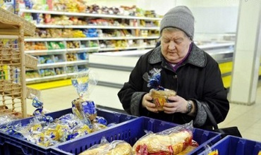 41% граждан ответили, что семейных доходов им хватает лишь на самое необходимое.