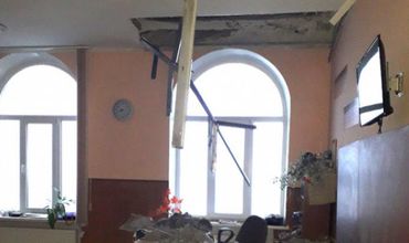 Родители учеников говорят, что тревожные сигналы о состоянии потолка уже были.