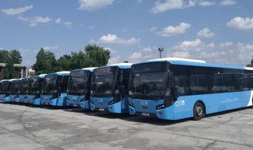 В Кишинёв доставили девять городских автобусов с пробегом из Нидерландов.