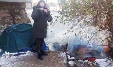 В Кишиневе женщину выкинули из ее квартиры и заставили ее ютиться в палатке рядом со своим бывшим жильем.