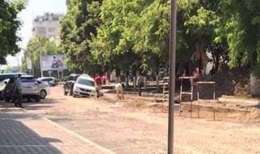 В Тирасполе два автомобиля провалились в траншеи от ремонтных работ.