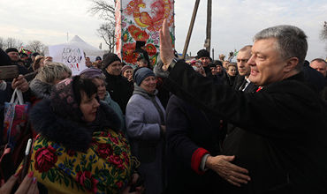 Петр Порошенко вынужден скорректировать программу встреч с избирателями на западе страны.