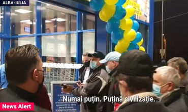 В Румынии люди штурмуют магазины, где действуют праздничные скидки, забыв о пандемии.