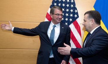 Главы оборонных ведомств США и Украины Эштон Картер и Степан Полторак.